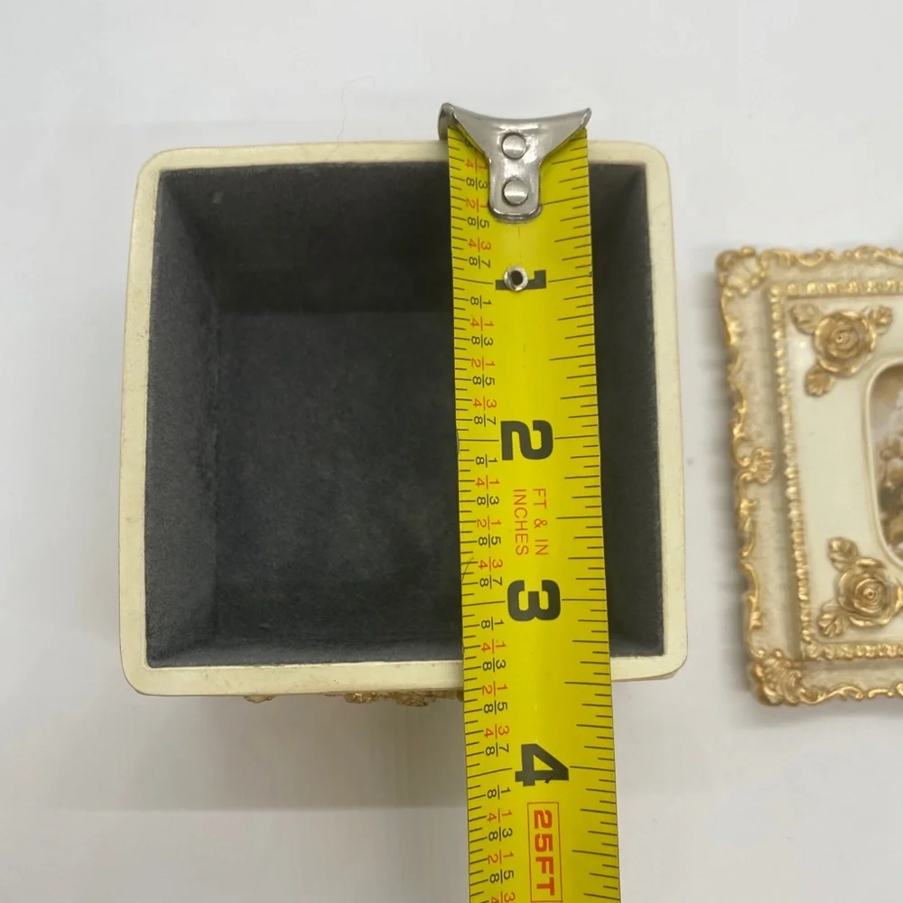 Vintage‎ plastic jewelry storage box #375